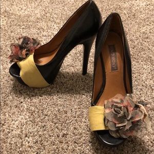 Black leather pump with flower on strap